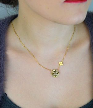 Naszyjnik GUESS Wild Flower JUBN05502JWYGTU – pozłacany naszyjnik z motywem kwiatowym, ozdobiony cyrkoniami i kryształkami. Kobiecy, delikatny i pełen blasku – idealny prezent dla miłośniczek elegancji i natury (4).JPG