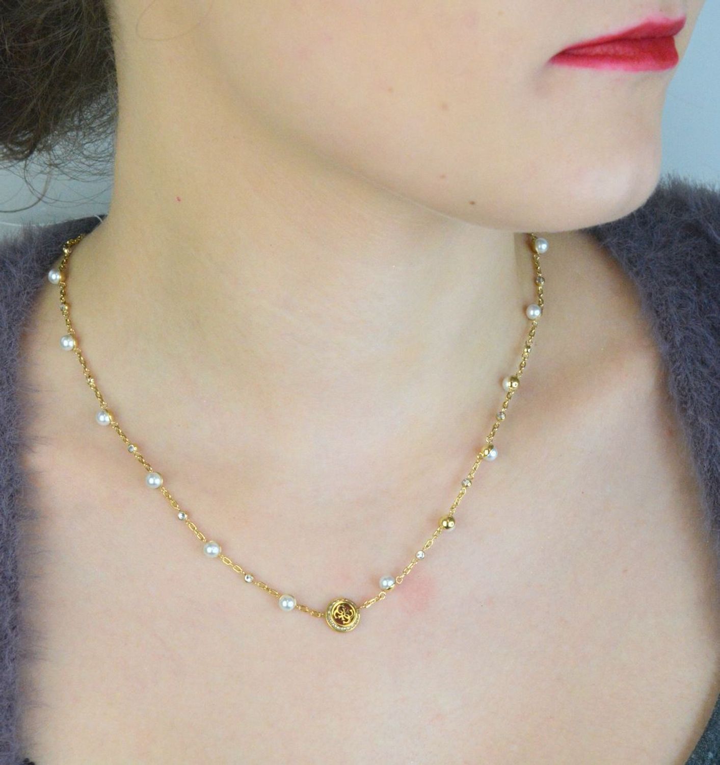 Naszyjnik GUESS Tiny Pearly JUBN05515JWYGTU – elegancki złoty naszyjnik ze stali szlachetnej z zawieszką z logo GUESS, perłowymi koralikami i kryształkami. Stylowy, kobiecy dodatek idealny na 1.jpg