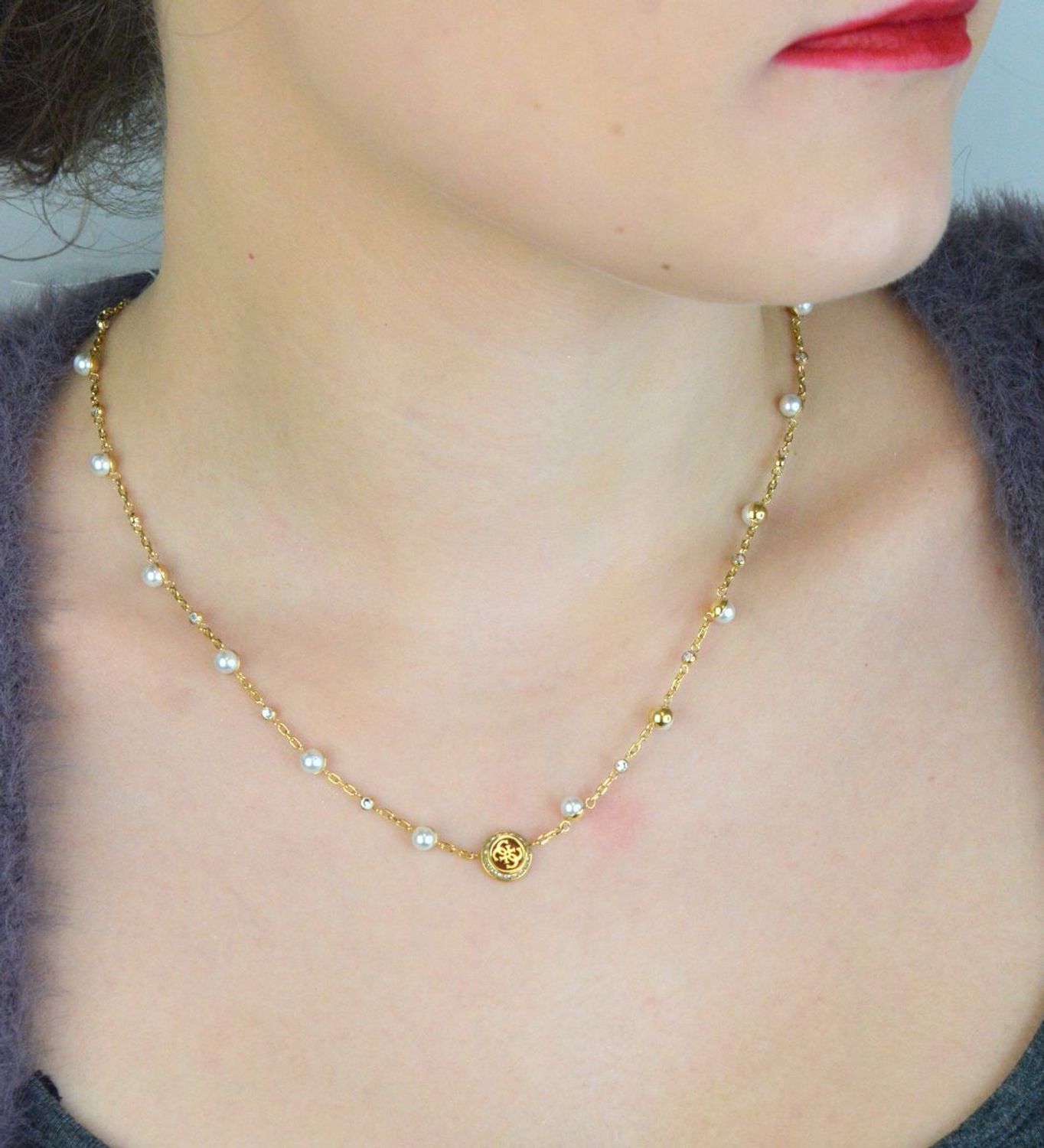 Naszyjnik GUESS Tiny Pearly JUBN05515JWYGTU – elegancki złoty naszyjnik ze stali szlachetnej z zawieszką z logo GUESS, perłowymi koralikami i kryształkami. Stylowy, kobiecy dodatek idealny na 1.jpg