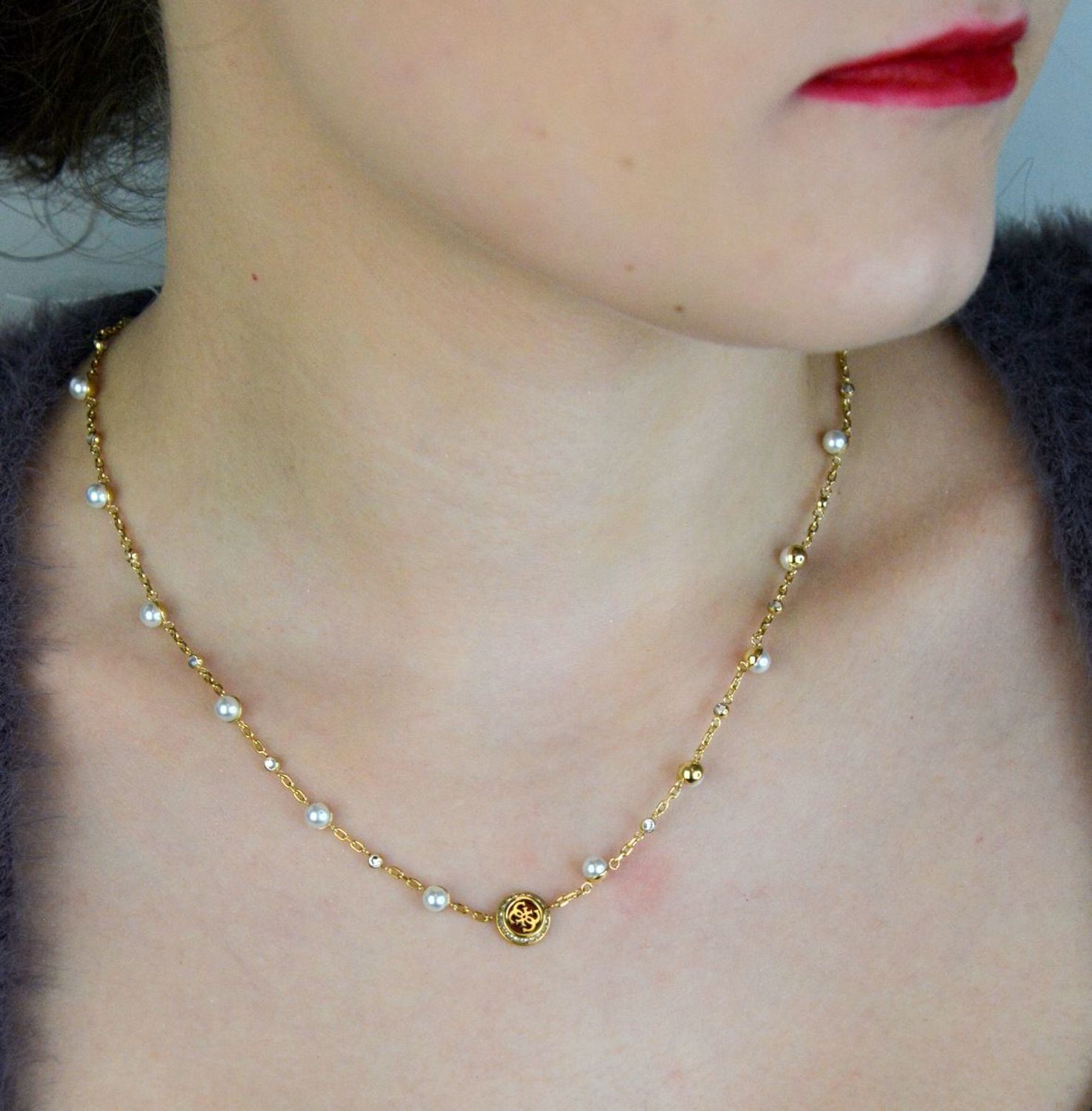 Naszyjnik GUESS Tiny Pearly JUBN05515JWYGTU – elegancki złoty naszyjnik ze stali szlachetnej z zawieszką z logo GUESS, perłowymi koralikami i kryształkami. Stylowy, kobiecy dodatek idealny na 1.jpg