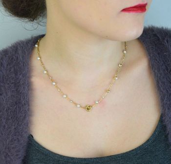 Naszyjnik GUESS Tiny Pearly JUBN05515JWYGTU – elegancki złoty naszyjnik ze stali szlachetnej z zawieszką z logo GUESS, perłowymi koralikami i kryształkami (1).JPG