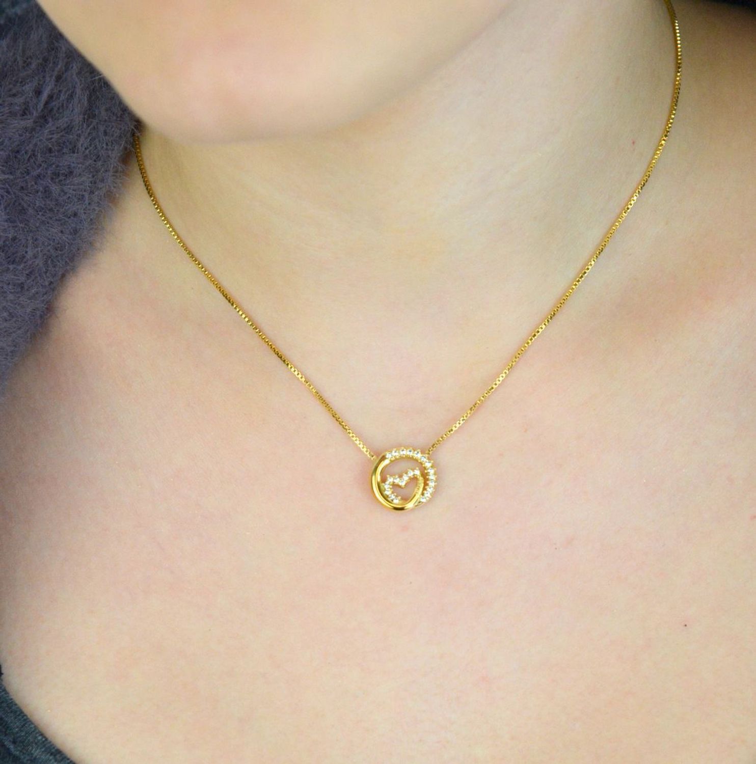 Naszyjnik GUESS Wrapped Heart JUBN05526JWYGTU – złoty naszyjnik z motywem splecionego serca i kryształkami. Elegancki i romantyczny dodatek wykonany z pozłacanej stali nierdzewnej. Idealny 1.jpg