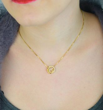 Naszyjnik GUESS Wrapped Heart JUBN05526JWYGTU – złoty naszyjnik z motywem splecionego serca i kryształkami. Elegancki i romantyczny dodatek wykonany z pozłacanej stali nierdzewnej. Idealny prezent dla kobiety (3).JPG