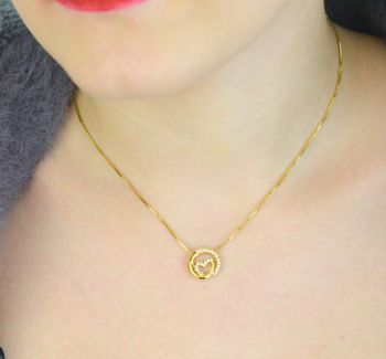 Naszyjnik GUESS Wrapped Heart JUBN05526JWYGTU – złoty naszyjnik z motywem splecionego serca i kryształkami. Elegancki i romantyczny dodatek wykonany z pozłacanej stali nierdzewnej. Idealny prezent dla kobiety (5).JPG