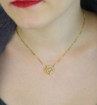 Naszyjnik GUESS Wrapped Heart JUBN05526JWYGTU – złoty naszyjnik z motywem splecionego serca i kryształkami. Elegancki i romantyczny dodatek wykonany z pozłacanej stali nierdzewnej. Idealny prezent dla kobiety z (1).JPG