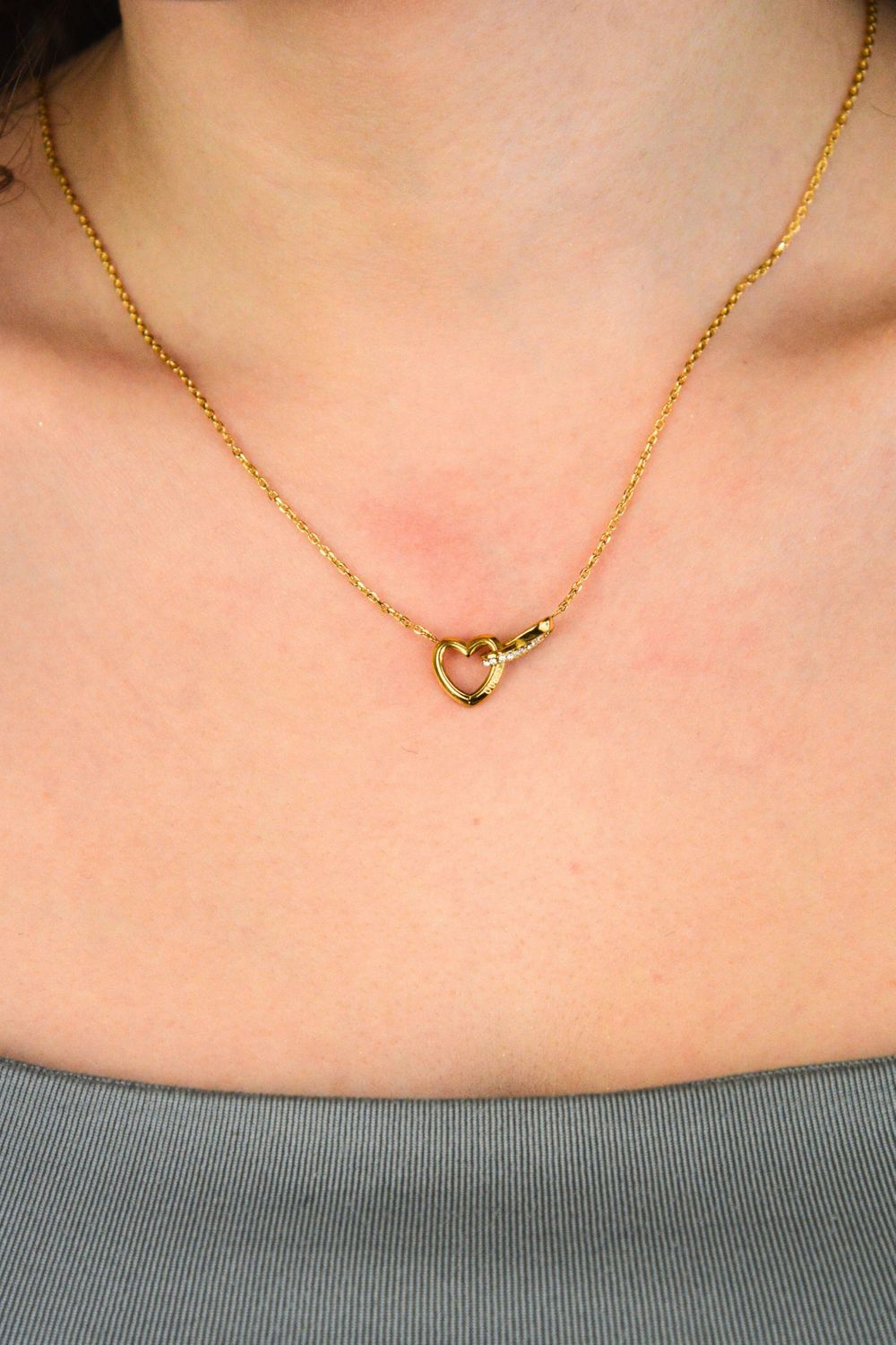 Naszyjnik GUESS Iconique JUBN05530JWYGTU – złoty naszyjnik z sercem i symbolem nieskończoności.jpg