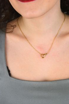 Naszyjnik GUESS Iconique JUBN05530JWYGTU – złoty naszyjnik z zawieszką w kształcie serca i symbolem nieskończoności. Regulowana długość 40–47 cm (1).jpg