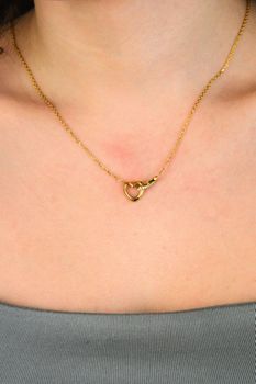 Naszyjnik GUESS Iconique JUBN05530JWYGTU – złoty naszyjnik z zawieszką w kształcie serca i symbolem nieskończoności. Regulowana długość 40–47 cm (3).jpg
