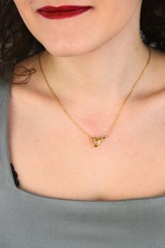 Naszyjnik GUESS Iconique JUBN05530JWYGTU – złoty naszyjnik z zawieszką w kształcie serca i symbolem nieskończoności. Regulowana długość 40–47 cm (5).jpg