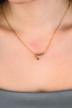 Naszyjnik GUESS Iconique JUBN05530JWYGTU – złoty naszyjnik z zawieszką w kształcie serca i symbolem nieskończoności. Regulowana długość 40–47 cm (6).jpg