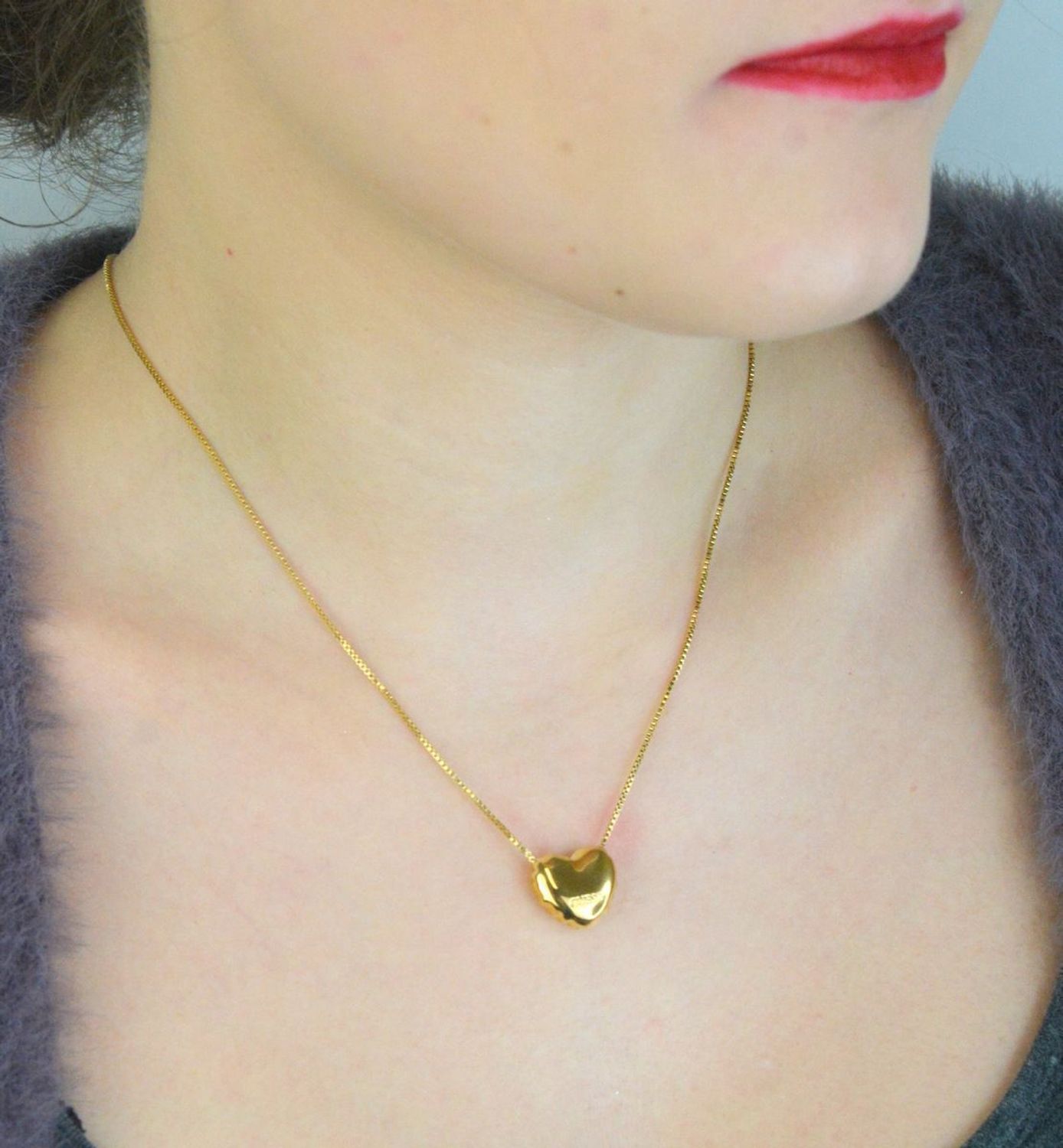 Pozłacany naszyjnik GUESS JUBN05541JWYGTU z zawieszką w kształcie serca i grawerowanym logo marki. Delikatny i elegancki dodatek, idealny na prezent dla kobiety ceniącej styl i ponadczasową1.jpg