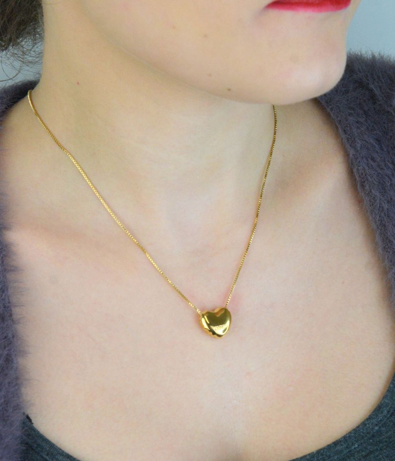 Pozłacany naszyjnik GUESS JUBN05541JWYGTU z zawieszką w kształcie serca i grawerowanym logo marki. Delikatny i elegancki dodatek, idealny na prezent dla kobiety ceniącej styl i ponadczasową1.jpg