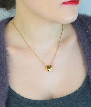 Pozłacany naszyjnik GUESS JUBN05541JWYGTU z zawieszką w kształcie serca i grawerowanym logo marki. Delikatny i elegancki dodatek, idealny na prezent dla kobiety ceniącej styl i ponadczasową biżuterię (1).JPG