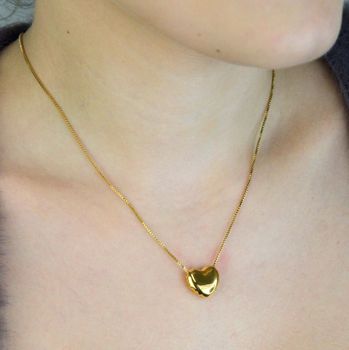 Pozłacany naszyjnik GUESS JUBN05541JWYGTU z zawieszką w kształcie serca i grawerowanym logo marki. Delikatny i elegancki dodatek, idealny na prezent dla kobiety ceniącej styl i ponadczasową biżuterię (2).JPG