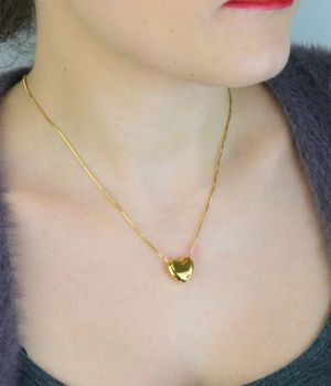 Pozłacany naszyjnik GUESS JUBN05541JWYGTU z zawieszką w kształcie serca i grawerowanym logo marki. Delikatny i elegancki dodatek, idealny na prezent dla kobiety ceniącej styl i ponadczasową biżuterię (4).JPG