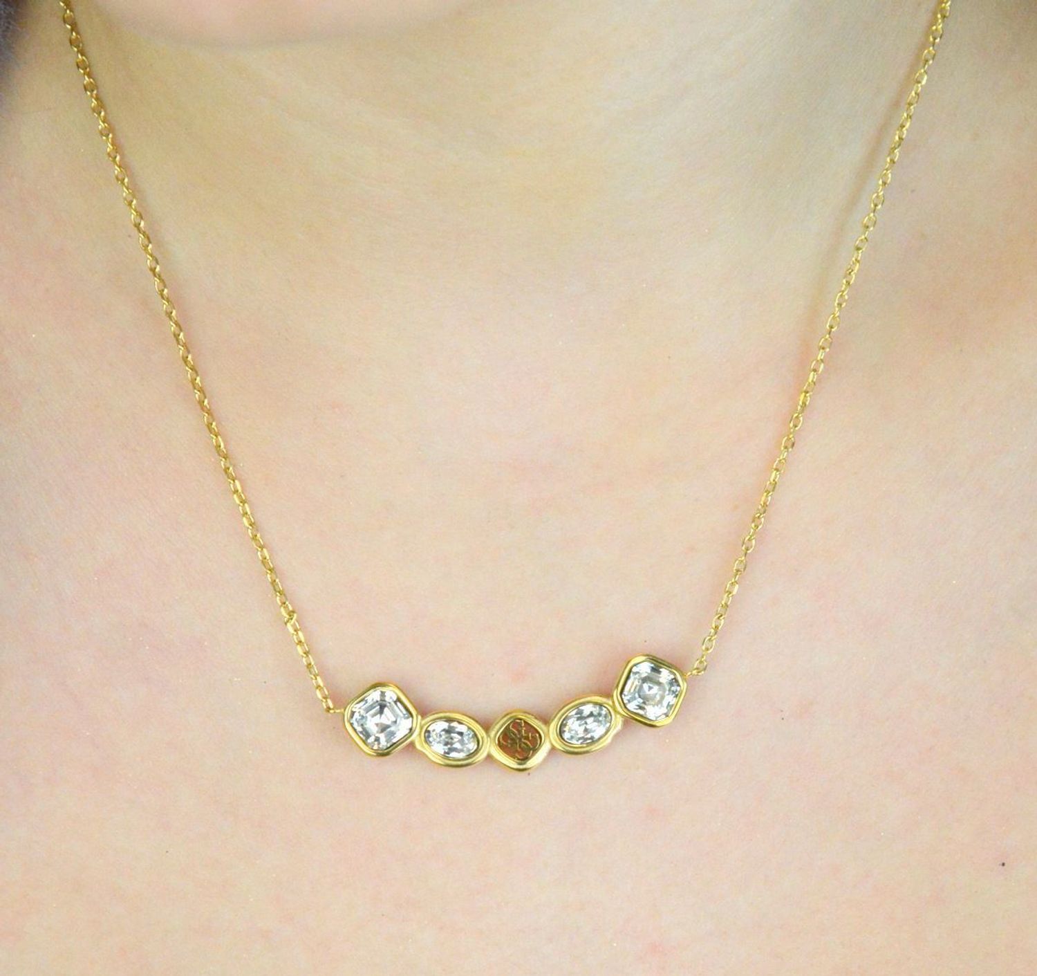 Naszyjnik GUESS JUBN05569JWYGTU z pozłacanej stali szlachetnej, ozdobiony cyrkoniami i logo GUESS. Stylowy dodatek o eleganckim i nowoczesnym charakterze – idealny na prezent 1.jpg