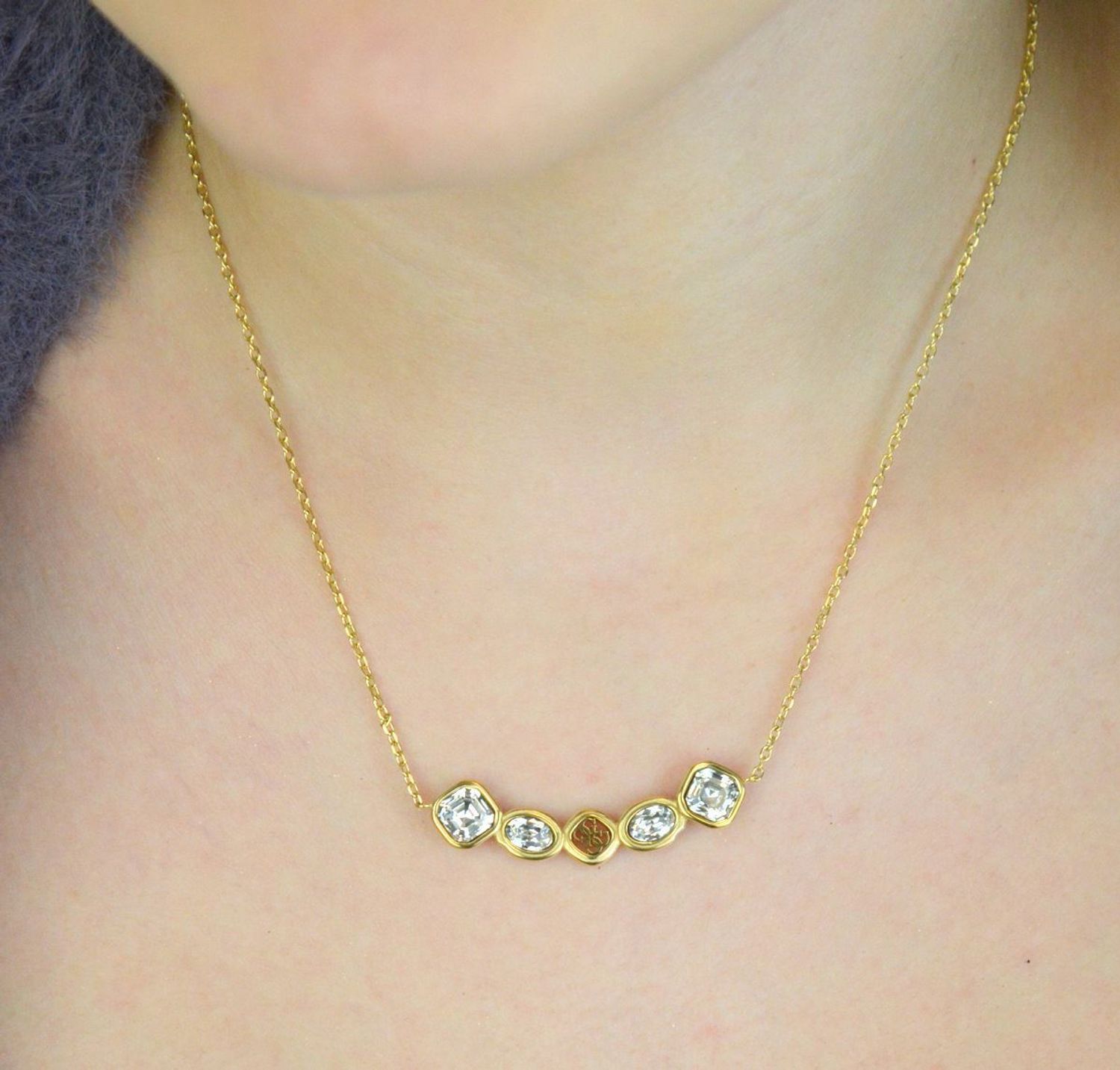 Naszyjnik GUESS JUBN05569JWYGTU z pozłacanej stali szlachetnej, ozdobiony cyrkoniami i logo GUESS. Stylowy dodatek o eleganckim i nowoczesnym charakterze – idealny na prezent 1.jpg