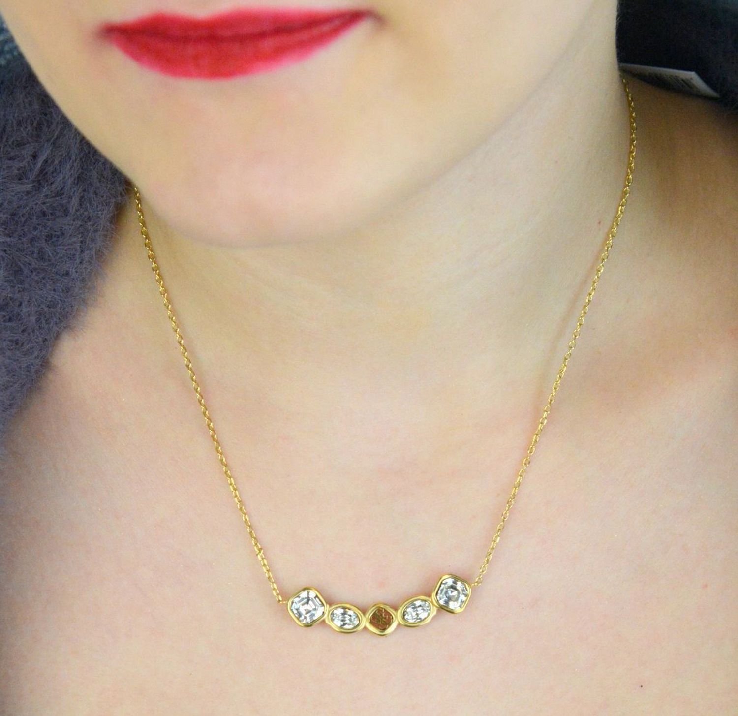 Naszyjnik GUESS JUBN05569JWYGTU z pozłacanej stali szlachetnej, ozdobiony cyrkoniami i logo GUESS. Stylowy dodatek o eleganckim i nowoczesnym charakterze – idealny na prezent 1.jpg