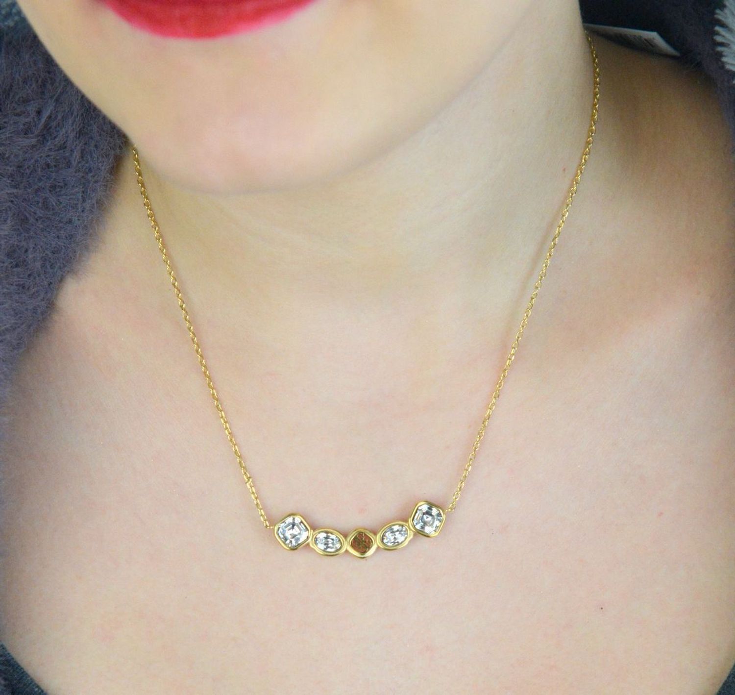 Naszyjnik GUESS JUBN05569JWYGTU z pozłacanej stali szlachetnej, ozdobiony cyrkoniami i logo GUESS. Stylowy dodatek o eleganckim i nowoczesnym charakterze – idealny na prezent 1.jpg