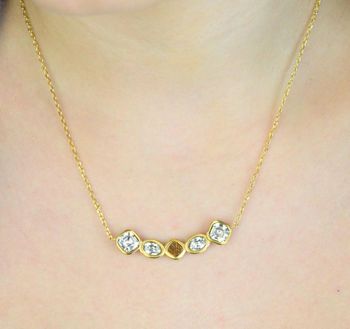 Naszyjnik GUESS JUBN05569JWYGTU z pozłacanej stali szlachetnej, ozdobiony cyrkoniami i logo GUESS. Stylowy dodatek o eleganckim i nowoczesnym charakterze – idealny na prezent dla kobiety z klasą (1).JPG