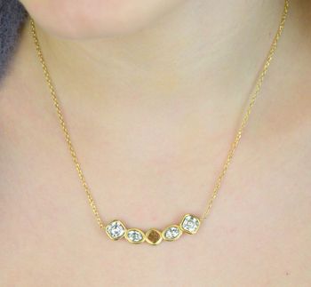 Naszyjnik GUESS JUBN05569JWYGTU z pozłacanej stali szlachetnej, ozdobiony cyrkoniami i logo GUESS. Stylowy dodatek o eleganckim i nowoczesnym charakterze – idealny na prezent dla kobiety z klasą (2).JPG