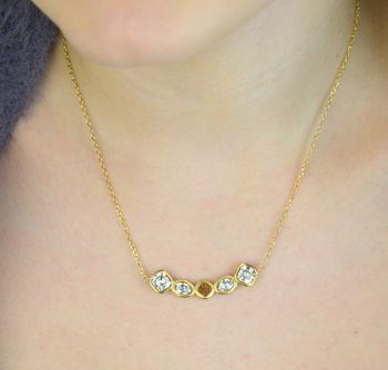 Naszyjnik GUESS JUBN05569JWYGTU z pozłacanej stali szlachetnej, ozdobiony cyrkoniami i logo GUESS. Stylowy dodatek o eleganckim i nowoczesnym charakterze – idealny na prezent dla kobiety z klasą (3).JPG