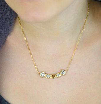 Naszyjnik GUESS JUBN05569JWYGTU z pozłacanej stali szlachetnej, ozdobiony cyrkoniami i logo GUESS. Stylowy dodatek o eleganckim i nowoczesnym charakterze – idealny na prezent dla kobiety z klasą (5).JPG