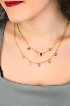 Złoty naszyjnik Guess JUBN06028JWYGMCTU z kolekcji Secret Garden. Podwójna forma, kryształy i cyrkonie w wielokolorowych odcieniach. Stylowy dodatek dla kobiet ceniących modną biżuterię (2).jpg