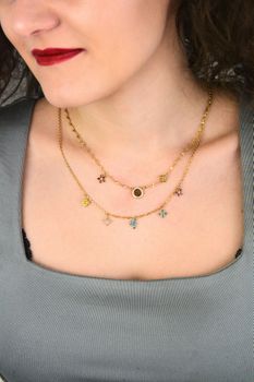 Złoty naszyjnik Guess JUBN06028JWYGMCTU z kolekcji Secret Garden. Podwójna forma, kryształy i cyrkonie w wielokolorowych odcieniach. Stylowy dodatek dla kobiet ceniących modną biżuterię (5).jpg