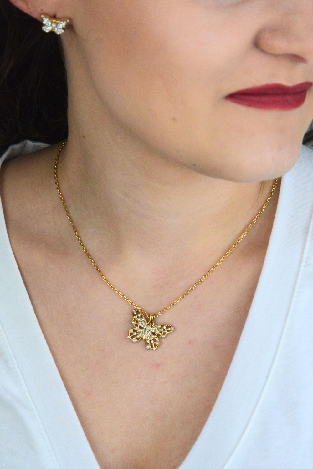 Naszyjnik Guess Stalowy Złoty z Motylkiem, Cyrkoniami i Perełkami JUBN06119JWYGT-U.jpg