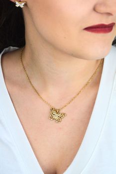 Naszyjnik Guess Stalowy Złoty z Motylkiem, Cyrkoniami i Perełkami 2 JUBN06119JWYGT-U (4).jpg