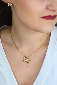 Naszyjnik Guess Stalowy Złoty z Motylkiem, Cyrkoniami i Perełkami 2 JUBN06119JWYGT-U (6).jpg