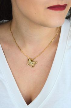 Naszyjnik Guess Stalowy Złoty z Motylkiem, Cyrkoniami i Perełkami 2 JUBN06119JWYGT-U (7).jpg