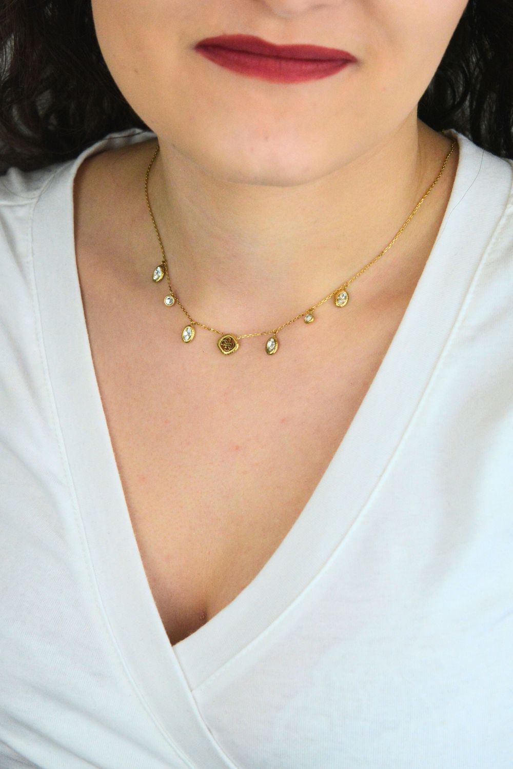 Naszyjnik Guess JUBN06148JWYGT-U Stalowy Złoty z Wiszącymi Cyrkoniami i Logo.jpg