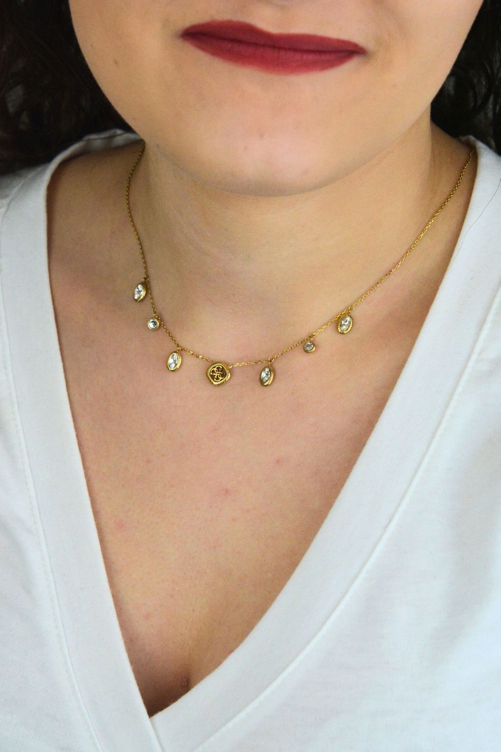 Naszyjnik Guess JUBN06148JWYGT-U Stalowy Złoty z Wiszącymi Cyrkoniami i Logo.jpg