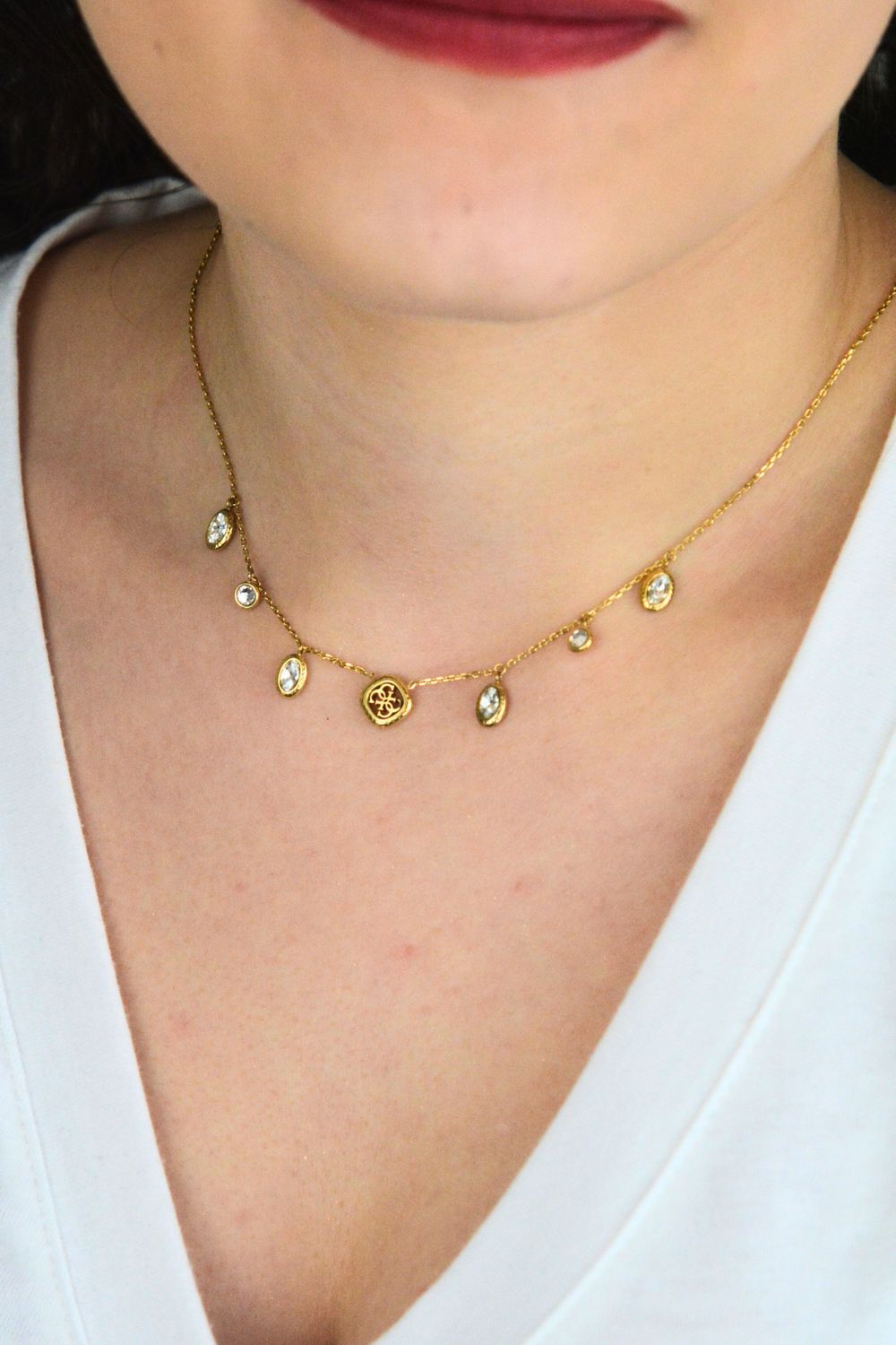 Naszyjnik Guess JUBN06148JWYGT-U Stalowy Złoty z Wiszącymi Cyrkoniami i Logo.jpg