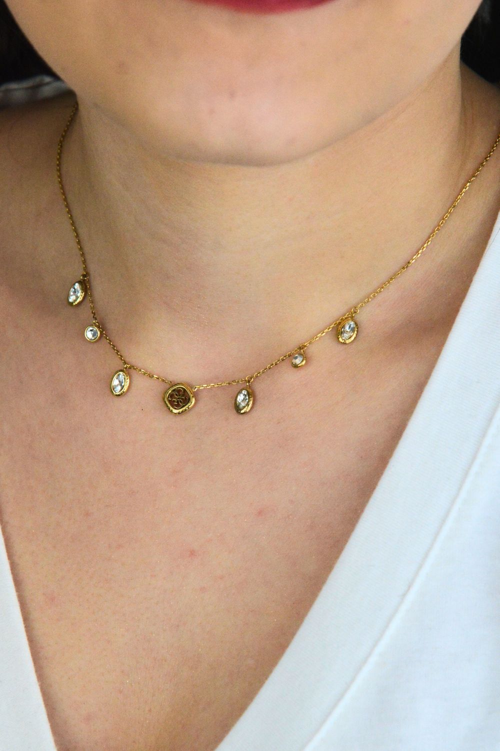 Naszyjnik Guess JUBN06148JWYGT-U Stalowy Złoty z Wiszącymi Cyrkoniami i Logo.jpg