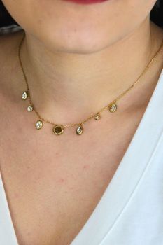 Naszyjnik Guess 2 JUBN06148JWYGT-U Stalowy Złoty z Wiszącymi Cyrkoniami i Logo (4).jpg