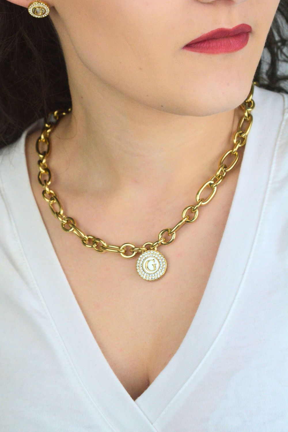 Naszyjnik damski Guess złoty z perłową zawieszką 'G'  i cyrkoniami (1).jpg