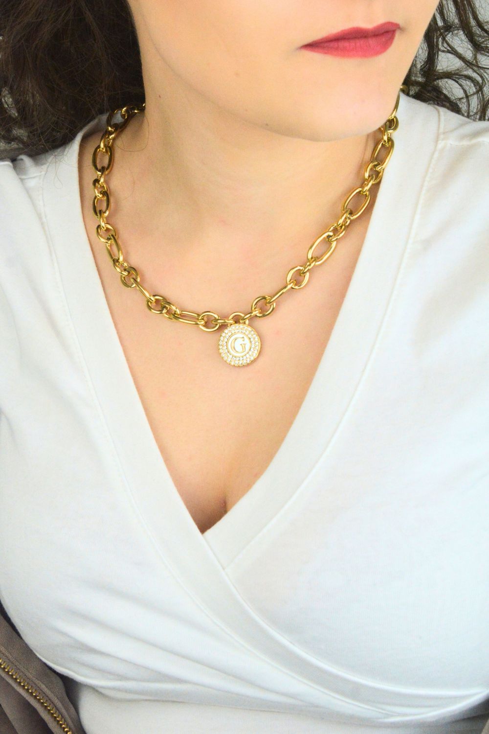 Naszyjnik damski Guess złoty z perłową zawieszką 'G'  i cyrkoniami (1).jpg