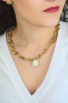 Naszyjnik damski Guess złoty z perłową zawieszką 'G'  i cyrkoniami 2JUBN06193JWYGT-U (4).jpg