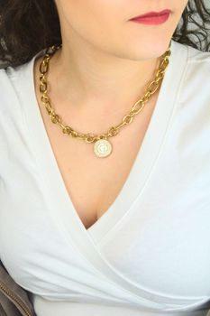 Naszyjnik damski Guess złoty z perłową zawieszką 'G'  i cyrkoniami 2JUBN06193JWYGT-U (5).jpg