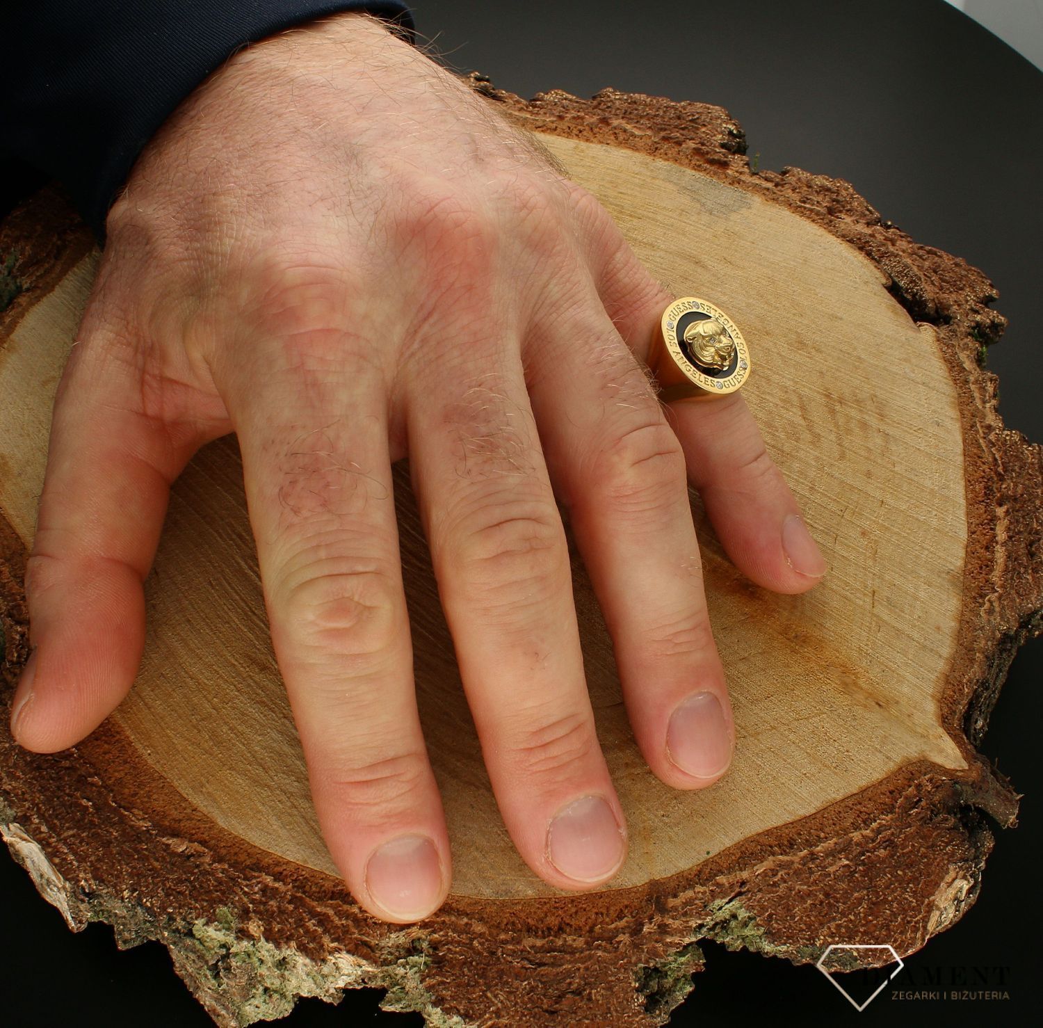 sygnet złoty Guess  z głowa Lwa JUBR01364JWYGBK.webp