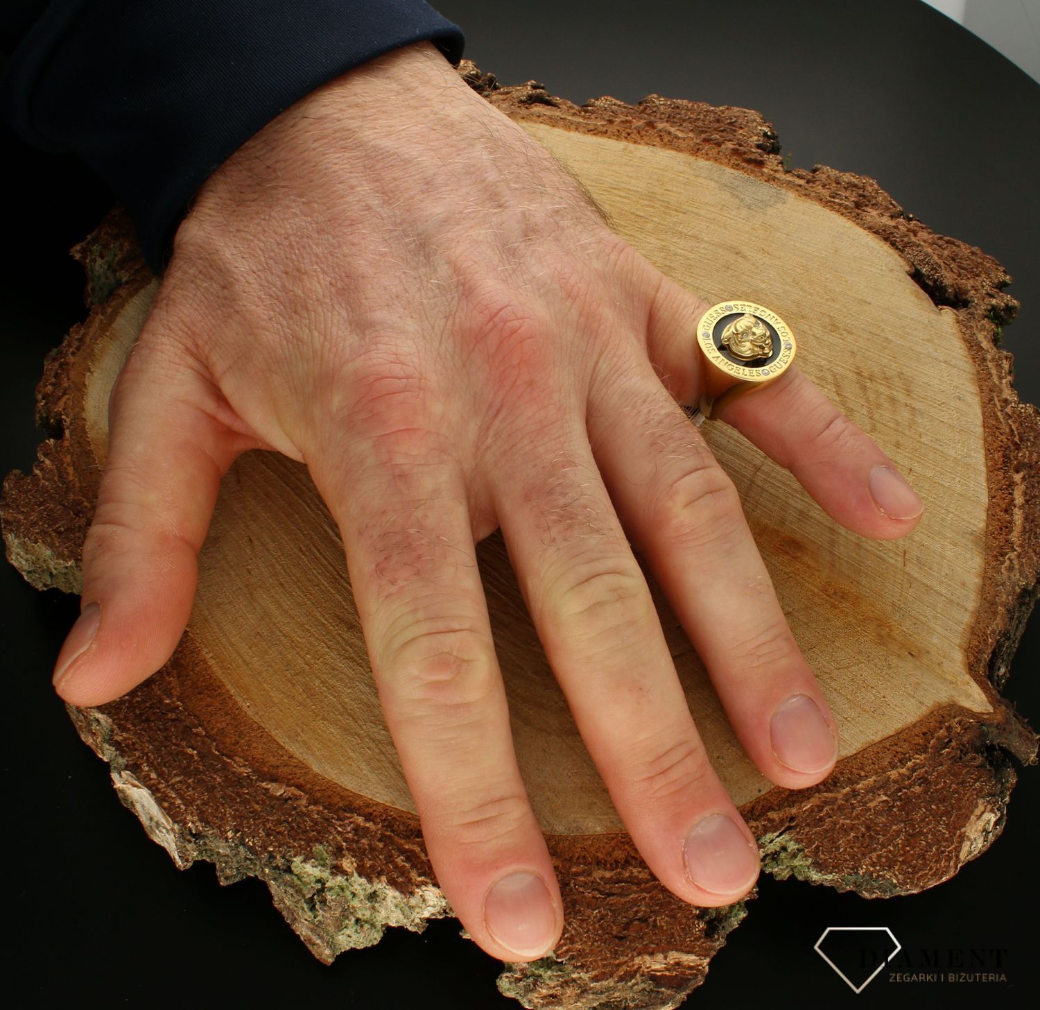 sygnet złoty Guess  z głowa Lwa JUBR01364JWYGBK.webp