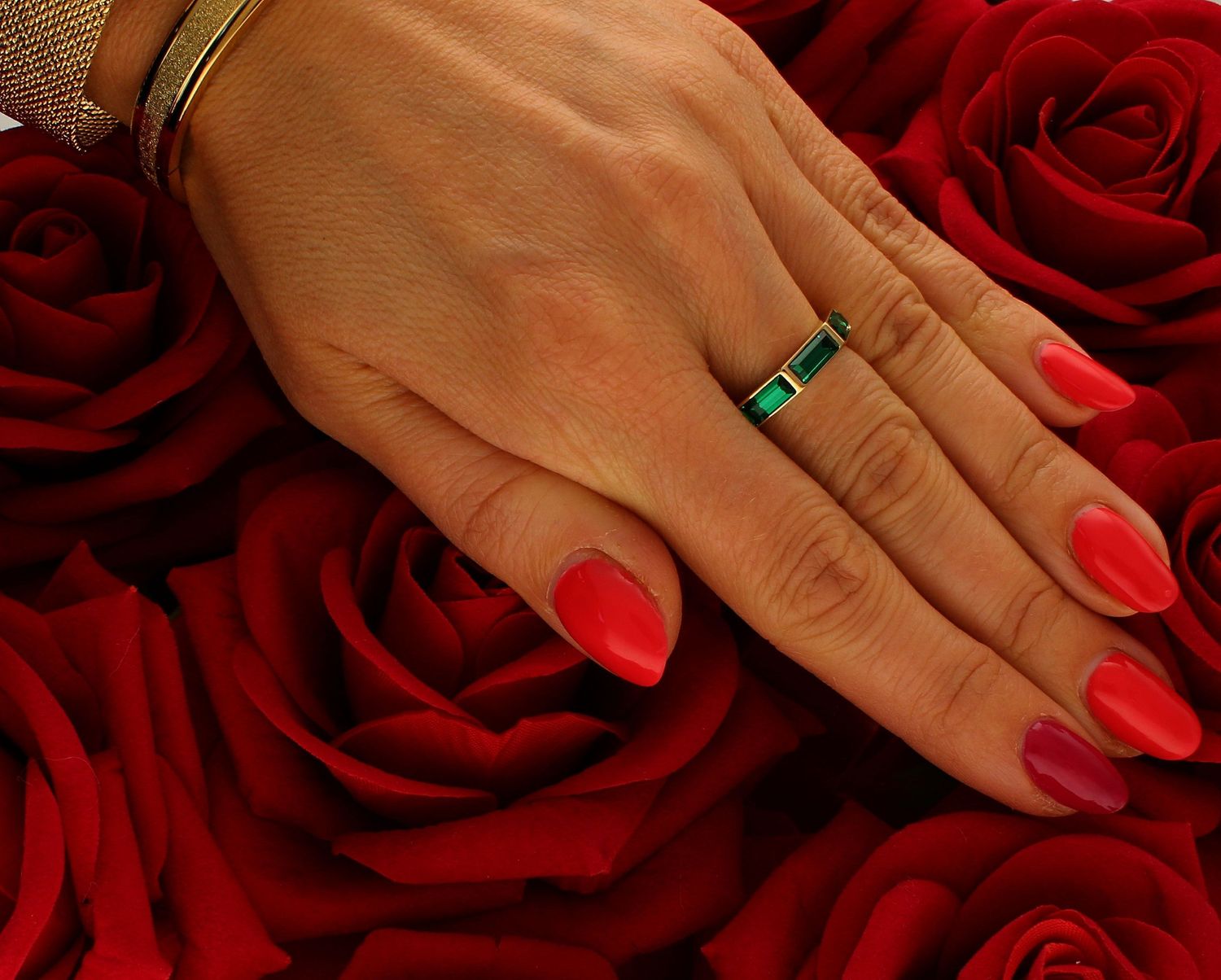 Pierścionek damski GUESS cyrkonie butelkowa zieleń JUBR03174JWYGEM (2).jpg