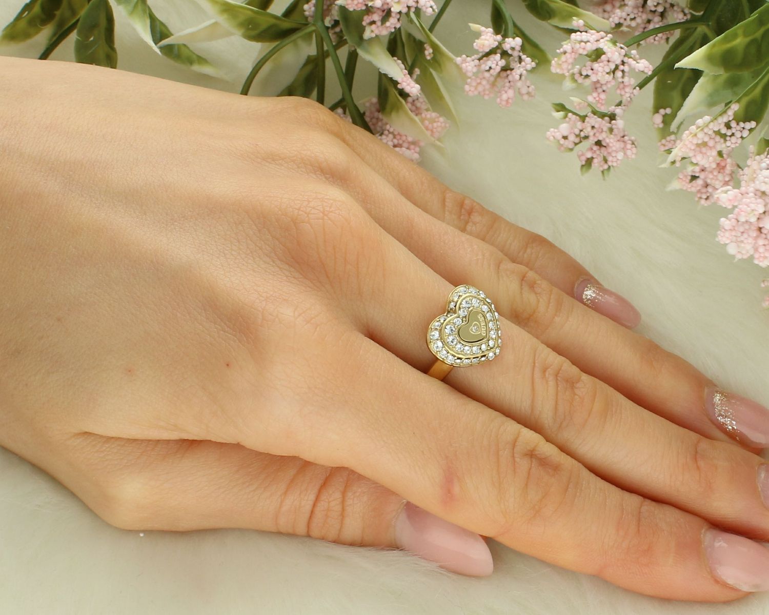 Pierścionek GUESS serce cyrkonie JUBR04034JWYG Pierścionki GUESS to nieprzerwanie jeden z najpopularniejszych modeli biżuterii. Noszone są przez kobiety w każdym wieku, niezależenie od okazji.webp