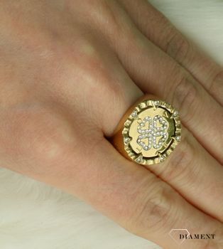 Sygnet Guess z koniczyną w kolorze złota JUBR04048JWYG. Pierścionek GUESS pozłacany z napisem marki GUESS. Platerowany pierścionek  ze stali nierdzewnej w formie sygnetu (4).jpg