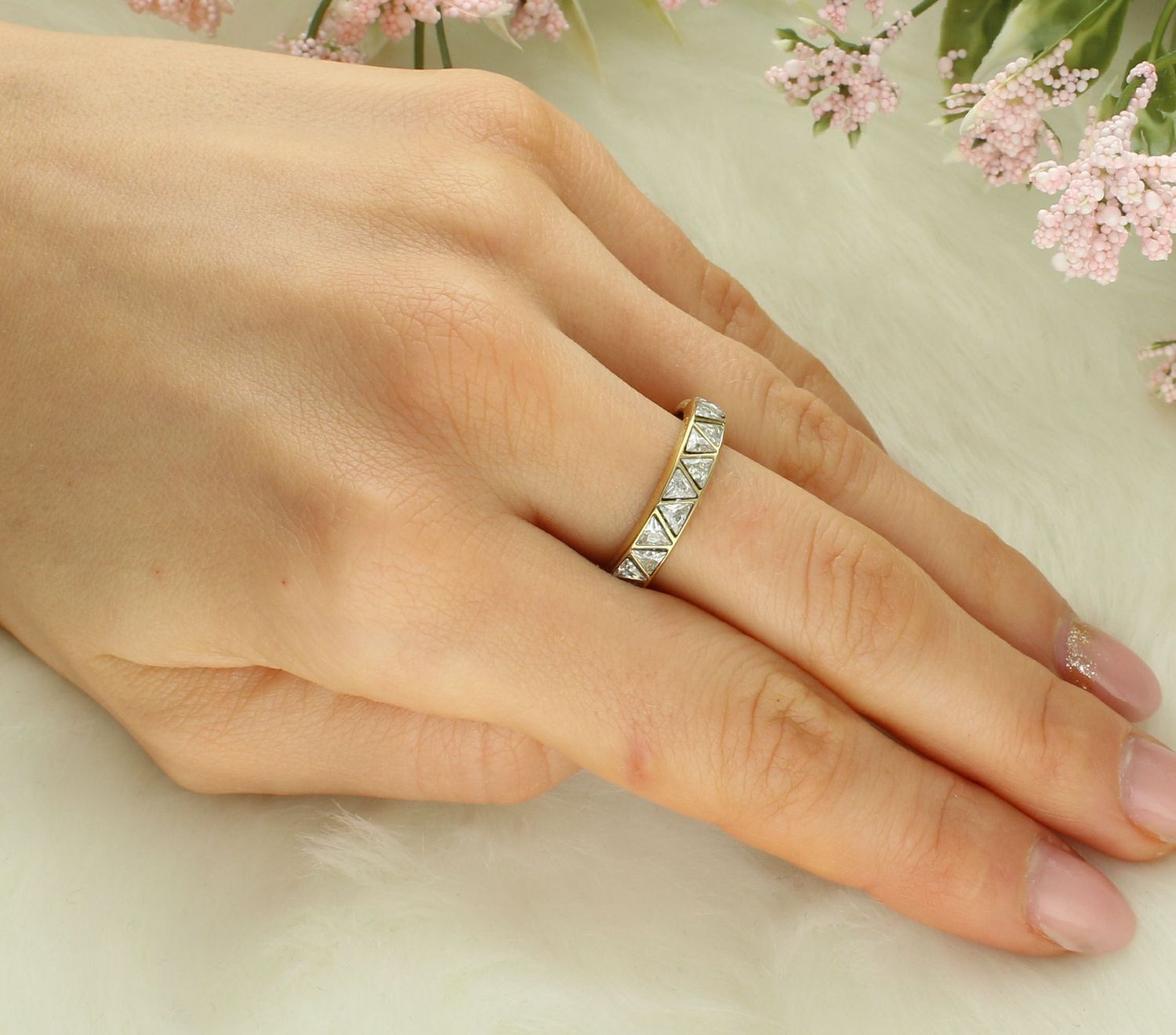 Pierścionek GUESS cyrkonie JUBR04575JWYG Pierścionki GUESS to nieprzerwanie jeden z najpopularniejszych modeli biżuterii. Noszone są przez kobiety w każdym wieku, 1.webp