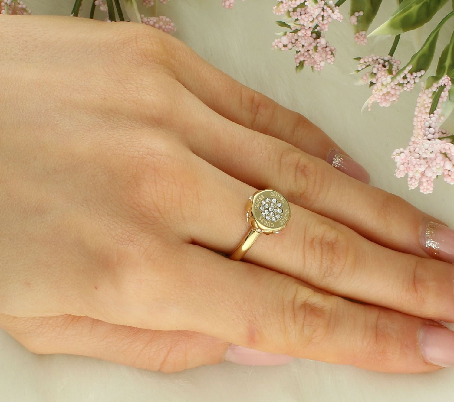 Pierścionek GUESS JUBR04597JWYG Pierścionki GUESS to nieprzerwanie jeden z najpopularniejszych modeli biżuterii. Noszone są przez kobiety w każdym wieku, niezależenie od okazji..jpg