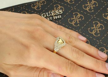 Szeroka obrączka Guess z cyrkoniami i sercem z logo. Stalowy pierścionek w rozmiarze 16 – elegancki, trwały i modny dodatek dla niej. Pierścionek Guess z cyrkoniami i sercem – rozmiar 16. Model JUBR05019JWYG (2).jpg